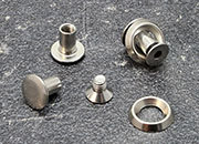 legatoria Viti sepolte con rondella. 10mm NICHELATE, lunghezza 10 mm, testa diametro 10mm, tubetto diametro 5mm, una testa fissa ed una mobile. Per lunghezza, si intende la distanza INTERNA tra le due teste. Misure rondella interna: 6mm. Esterna: 13mm .