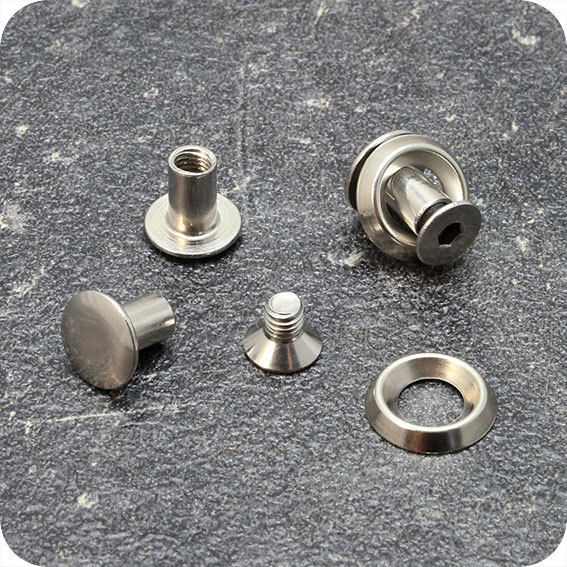 legatoria Viti sepolte con rondella. 9mm NICHELATE, lunghezza 9 mm, testa diametro 10mm, tubetto diametro 5mm, una testa fissa ed una mobile. Per lunghezza, si intende la distanza INTERNA tra le due teste. Misure rondella interna: 6mm. Esterna: 13mm .