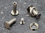 legatoria Viti sepolte con rondella. 12mm NICHELATE, lunghezza 12 mm, testa diametro 10mm, tubetto diametro 5mm, una testa fissa ed una mobile. Per lunghezza, si intende la distanza INTERNA tra le due teste. Misure rondella interna: 6mm. Esterna: 13mm .