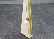 legatoria Piedinoposteriorereggicartello A5 (80x200mm) BIANCO, in cartone spesso 1mm, con strip autoadesivo. Per realizzare cartelli da banco e da vetrina.