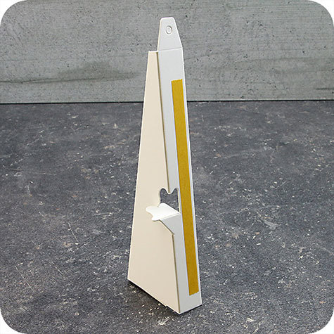 legatoria Piedino�posteriore�reggi�cartello A5 (80x200mm) BIANCO, in cartone spesso 1mm, con strip autoadesivo. Per realizzare cartelli da banco e da vetrina.