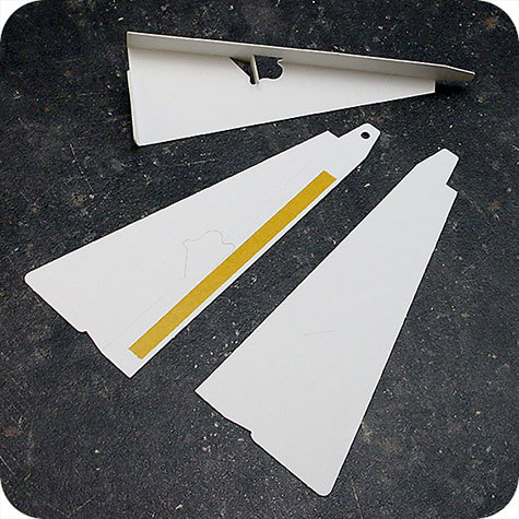 legatoria Piedinoposteriorereggicartello A5 (80x200mm) BIANCO, in cartone spesso 1mm, con strip autoadesivo. Per realizzare cartelli da banco e da vetrina.