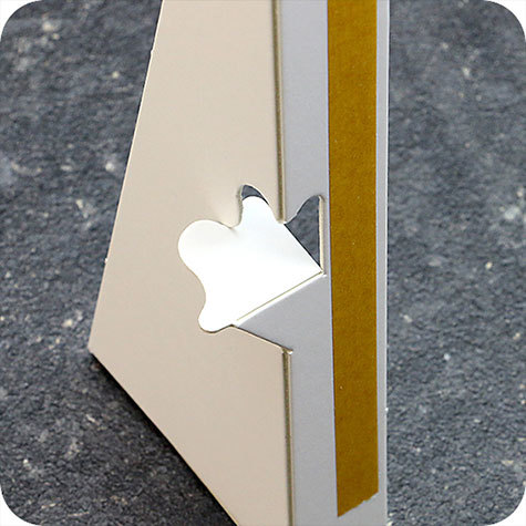 legatoria Piedinoposteriorereggicartello A5 (80x200mm) BIANCO, in cartone spesso 1mm, con strip autoadesivo. Per realizzare cartelli da banco e da vetrina.