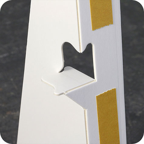 legatoria Piedinoposteriorereggicartello A4 (110 x 290 mm) BIANCO, in cartone spesso 1mm, con strip autoadesivo. Per realizzare cartelli da banco e da vetrina.