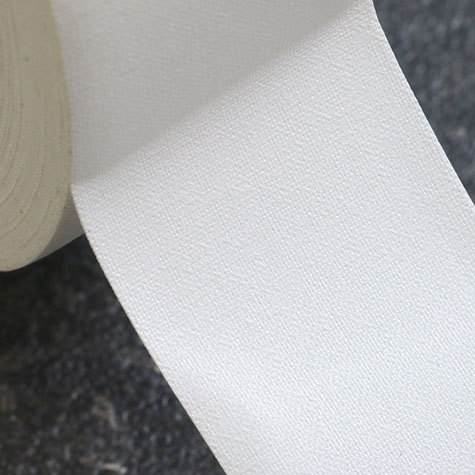 legatoria Nastro autoadesivo borda dorso, 19mm BIANCO, nastro speciale telato per ricoprire il dorso di blocchi pinzati. Elegante effetto lino, verniciato sulla superficie, spessore 300 micron. Utilizzato nelle industrie grafiche per bordature e dorsature di libri, registri, quaderni, blocchi per assegni e formulari.