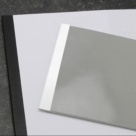 legatoria Nastro autoadesivo borda dorso, 25mm BIANCO, nastro speciale telato per ricoprire il dorso di blocchi pinzati. Elegante effetto lino, verniciato sulla superficie, spessore 300 micron. Utilizzato nelle industrie grafiche per bordature e dorsature di libri, registri, quaderni, blocchi per assegni e formulari.