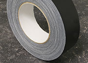 legatoria Nastro autoadesivo borda dorso, 25mm NERO, nastro speciale telato per ricoprire il dorso di blocchi pinzati. Elegante effetto lino, verniciato sulla superficie, spessore 300 micron. Utilizzato nelle industrie grafiche per bordature e dorsature di libri, registri, quaderni, blocchi per assegni e formulari.