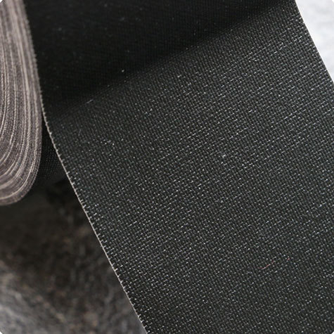 legatoria Nastro autoadesivo borda dorso, 38mm NERO, nastro speciale telato per ricoprire il dorso di blocchi pinzati. Elegante effetto lino, verniciato sulla superficie, spessore 300 micron. Utilizzato nelle industrie grafiche per bordature e dorsature di libri, registri, quaderni, blocchi per assegni e formulari.