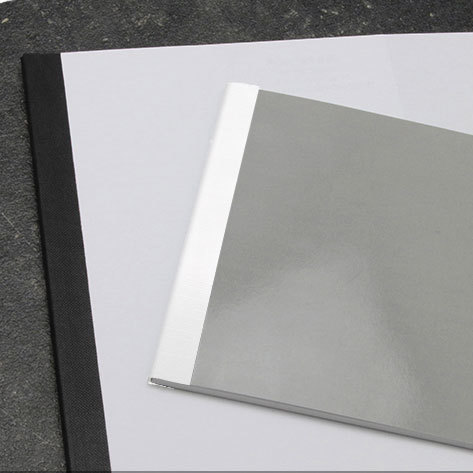 legatoria Nastro autoadesivo per dorsi, 50mm NERO, nastro speciale IN TELA per ricoprire il dorso di blocchi pinzati. Elegante effetto lino, verniciato, spessore 300 micron. Utilizzato nelle industrie grafiche per bordare e dorsare libri, registri, quaderni, blocchi per assegni e formulari.