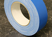 legatoria Nastro autoadesivo borda dorso, 25mm BLU, nastro speciale telato per ricoprire il dorso di blocchi pinzati. Elegante effetto lino, verniciato sulla superficie, spessore 300 micron. Utilizzato nelle industrie grafiche per bordature e dorsature di libri, registri, quaderni, blocchi per assegni e formulari.