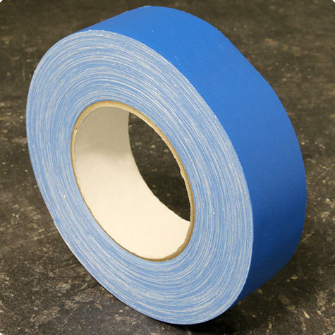 legatoria Nastro autoadesivo borda dorso, 19mm BLU, nastro speciale telato per ricoprire il dorso di blocchi pinzati. Elegante effetto lino, verniciato sulla superficie, spessore 300 micron. Utilizzato nelle industrie grafiche per bordature e dorsature di libri, registri, quaderni, blocchi per assegni e formulari.