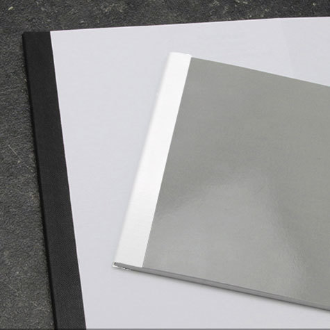 legatoria Nastro autoadesivo borda dorso, 50mm BLU, nastro speciale telato per ricoprire il dorso di blocchi pinzati. Elegante effetto lino, verniciato sulla superficie, spessore 300 micron. Utilizzato nelle industrie grafiche per bordature e dorsature di libri, registri, quaderni, blocchi per assegni e formulari.