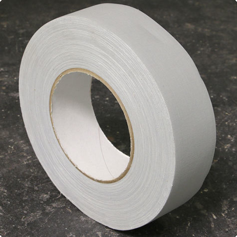 legatoria Nastro autoadesivo borda dorso, 38mm GRIGIO, nastro speciale telato per ricoprire il dorso di blocchi pinzati. Elegante effetto lino, verniciato sulla superficie, spessore 300 micron. Utilizzato nelle industrie grafiche per bordature e dorsature di libri, registri, quaderni, blocchi per assegni e formulari.