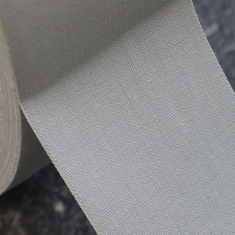 legatoria Nastro autoadesivo borda dorso, 38mm GRIGIO, nastro speciale telato per ricoprire il dorso di blocchi pinzati. Elegante effetto lino, verniciato sulla superficie, spessore 300 micron. Utilizzato nelle industrie grafiche per bordature e dorsature di libri, registri, quaderni, blocchi per assegni e formulari.