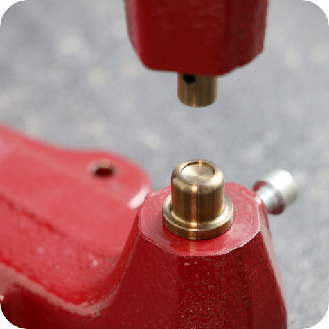 legatoria Punzoni applicazione rivetto autoperforante Per rivetti con asta diametro 4 e diametro testa 7mm. Matrice superiore con filettatura M6. Matrice inferiore per sede diametro 12,2 mm. I rivetti si applicano sul punzone superiore.