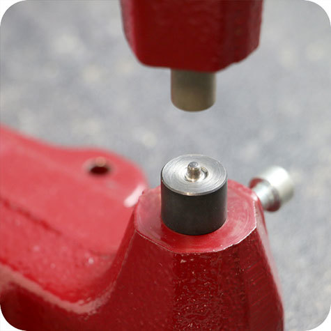 legatoria Punzoni applicazione rivetto autoperforante Per rivetti con asta diametro 4 e diametro testa 8mm. Matrice superiore con filettatura M6. Matrice inferiore per sede diametro 12,2 mm. I rivetti si applicano sul punzone superiore.