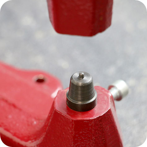 legatoria Punzone inferiore rivetto 7,5 mm Per applicare la parte inferiore dei rivetti a doppia testa, il cui diametro  di 7,5mm..