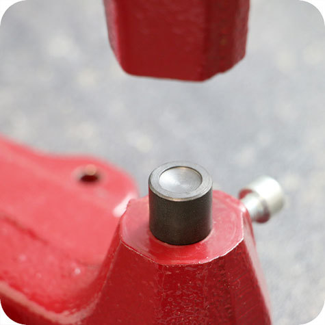legatoria Punzone inferiore rivetto 9,1 mm Per applicare la parte inferiore dei rivetti a testa bombata a doppia testa, il cui diametro  di 9,1mm..