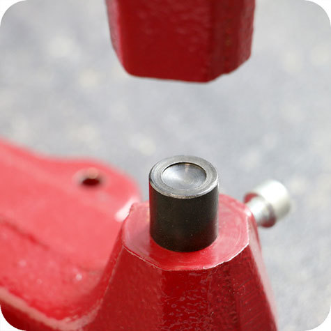 legatoria Punzone inferiore rivetto 9 mm Per applicare la parte inferiore dei rivetti a testa bombata a doppia testa, il cui diametro  di 9mm..