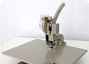 legatoria Occhiellatrice manuale per occhielli tipo 8E e 8E 4 long M80T adatta per occhielli 8E e 8E 4 long. Con tramoggia e alimentazione automatica, con piastra di supporto, calibro posteriore regolabile e guide laterali  Profondit�: 80 mm LEG3534