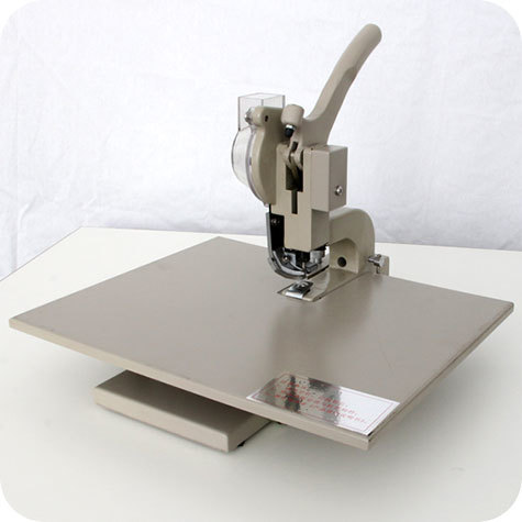 legatoria Occhiellatrice manuale per occhielli tipo 8E e 8E 4 long M80T adatta per occhielli 8E e 8E 4 long. Con tramoggia e alimentazione automatica, con piastra di supporto, calibro posteriore regolabile e guide laterali  Profondit: 80 mm.