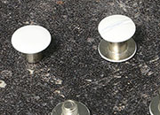 legatoria Viti sepolte rilegatura verniciate 5mm BIANCO, in metallo verniciato, lunghezza mm 5. Testa diametro 10mm, tubetto diametro 5mm, una testa fissa ed una mobile. Per lunghezza, si intende la distanza INTERNA tra le due teste, che corrisponde allo spessore del volume da rilegare.