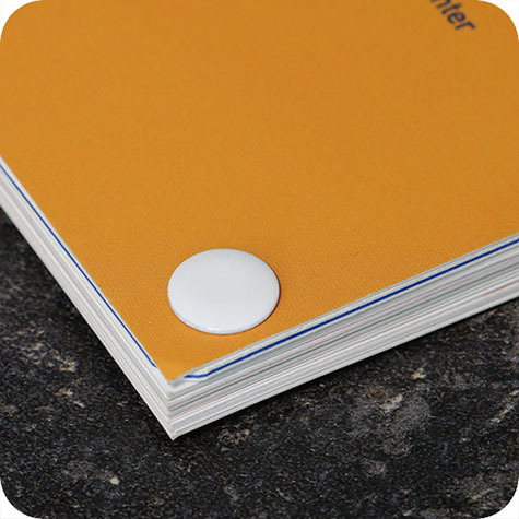 legatoria Viti sepolte rilegatura verniciate 5mm BIANCO, in metallo verniciato, lunghezza mm 5. Testa diametro 10mm, tubetto diametro 5mm, una testa fissa ed una mobile. Per lunghezza, si intende la distanza INTERNA tra le due teste, che corrisponde allo spessore del volume da rilegare.