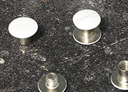 legatoria Viti sepolte rilegatura verniciate 7mm BIANCO, in metallo verniciato, lunghezza mm 7. Testa diametro 10mm, tubetto diametro 5mm, una testa fissa ed una mobile. Per lunghezza, si intende la distanza INTERNA tra le due teste, che corrisponde allo spessore del volume da rilegare LEG3562