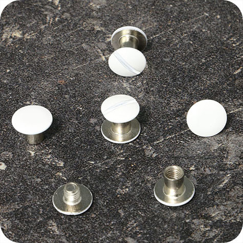 legatoria Viti sepolte rilegatura verniciate 7mm BIANCO, in metallo verniciato, lunghezza mm 7. Testa diametro 10mm, tubetto diametro 5mm, una testa fissa ed una mobile. Per lunghezza, si intende la distanza INTERNA tra le due teste, che corrisponde allo spessore del volume da rilegare.