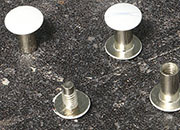 legatoria Viti sepolte rilegatura verniciate 8mm BIANCO, in metallo verniciato, lunghezza mm 8. Testa diametro 10mm, tubetto diametro 5mm, una testa fissa ed una mobile. Per lunghezza, si intende la distanza INTERNA tra le due teste, che corrisponde allo spessore del volume da rilegare LEG3563