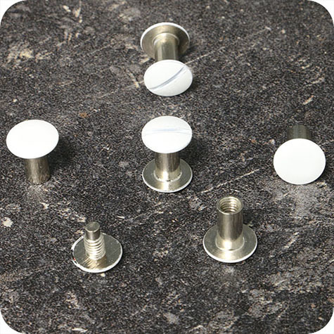 legatoria Viti sepolte rilegatura verniciate 8mm BIANCO, in metallo verniciato, lunghezza mm 8. Testa diametro 10mm, tubetto diametro 5mm, una testa fissa ed una mobile. Per lunghezza, si intende la distanza INTERNA tra le due teste, che corrisponde allo spessore del volume da rilegare.