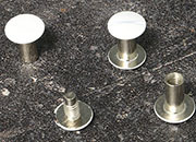 legatoria Viti sepolte rilegatura verniciate 12mm BIANCO, in metallo verniciato, lunghezza mm 12. Testa diametro 10mm, tubetto diametro 5mm, una testa fissa ed una mobile. Per lunghezza, si intende la distanza INTERNA tra le due teste, che corrisponde allo spessore del volume da rilegare.