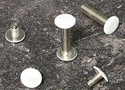 legatoria Viti sepolte rilegatura verniciate 20mm BIANCO, in metallo verniciato, lunghezza mm 20. Testa diametro 10mm, tubetto diametro 5mm, una testa fissa ed una mobile. Per lunghezza, si intende la distanza INTERNA tra le due teste, che corrisponde allo spessore del volume da rilegare LEG3566