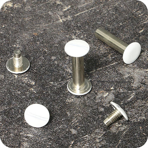 legatoria Viti sepolte rilegatura verniciate 20mm BIANCO, in metallo verniciato, lunghezza mm 20. Testa diametro 10mm, tubetto diametro 5mm, una testa fissa ed una mobile. Per lunghezza, si intende la distanza INTERNA tra le due teste, che corrisponde allo spessore del volume da rilegare.