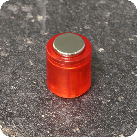 legatoria Bottoni magnetici diametro10mm. ROSSOtrasparente. cilindrici TRASPARENTE ROSSO. Diametro magnete 10mm, diametro cilindro 14mm, altezza cilindro19mm. Calamita con grado magnetico N38 (forza di attrazione massima:1900g).