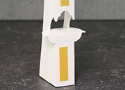 legatoria Piedino DOPPIO, posteriore A6 (90x140mm) BIANCO. Ideale per realizzare cartelli espositivi da banco. Cartone spesso 1mm, con doppio strip autoadesivo .