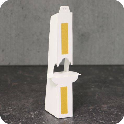 legatoria Piedino DOPPIO,posterioreA6 (90x140mm) BIANCO. Ideale per realizzare cartelli espositivi da banco. Cartone spesso 1mm, con doppio strip autoadesivo .