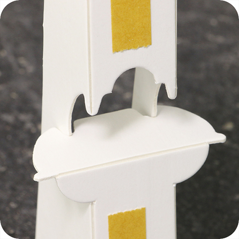 legatoria Piedino DOPPIO,posterioreA6 (90x140mm) BIANCO. Ideale per realizzare cartelli espositivi da banco. Cartone spesso 1mm, con doppio strip autoadesivo .