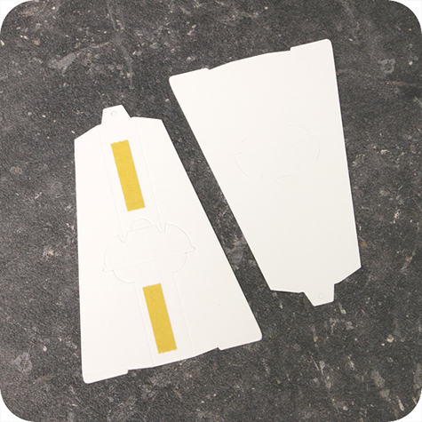 legatoria Piedino DOPPIO,�posteriore�A5 (130x200mm) BIANCO. Ideale per realizzare cartelli espositivi da banco. Cartone spesso 1mm, con doppio strip autoadesivo .