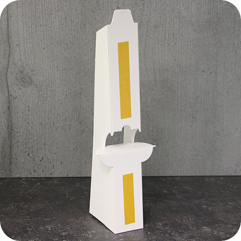 legatoria Piedino DOPPIO,�posteriore�A4 (180x290mm) BIANCO. Ideale per realizzare cartelli espositivi da banco. Cartone spesso 1mm, con doppio strip autoadesivo .