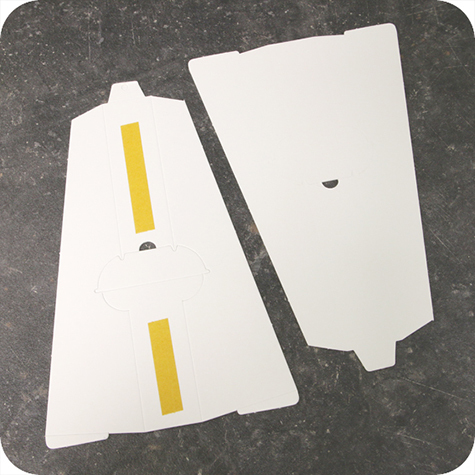 legatoria Piedino DOPPIO,�posteriore�A4 (180x290mm) BIANCO. Ideale per realizzare cartelli espositivi da banco. Cartone spesso 1mm, con doppio strip autoadesivo .