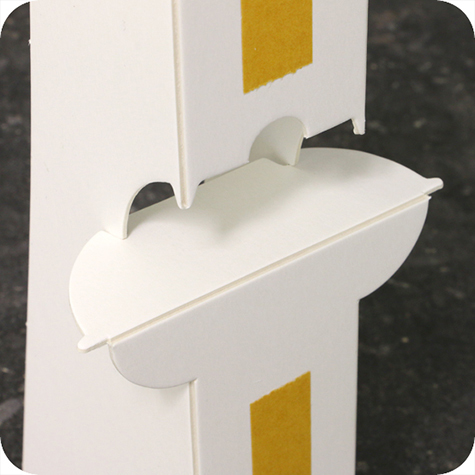 legatoria Piedino DOPPIO,�posteriore�A4 (180x290mm) BIANCO. Ideale per realizzare cartelli espositivi da banco. Cartone spesso 1mm, con doppio strip autoadesivo .