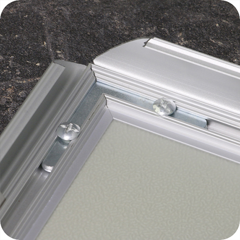 legatoria Cornice alluminio a scatto, A4 AUTOADESIVA mediante nastro biadesivo in schiuma di PE, largo: 19mm, spessore: 1mm. Per fogli di dimensione A4(210x297mm). Dimensioni esterne: 240x330mm. Area visibile: 190x280mm. Profilo: 25mm. La cornice � dotata di foglio protettivo in PVC trasparente antiriflesso..