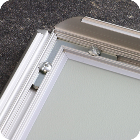 legatoria Cornice alluminio a scatto, A3 AUTOADESIVA mediante nastro biadesivo in schiuma di PE, largo: 19mm, spessore: 1mm. Per fogli di dimensione A3(297x420mm). Dimensioni esterne: 330x450mm. Area visibile: 278x400mm. Profilo: 25mm. La cornice � dotata di foglio protettivo in PVC trasparente antiriflesso..