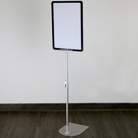 legatoria Locandina con piantana A4, NERO Asta in alluminio, regolabile da 30 a 50cm. Base: 210x160mm.