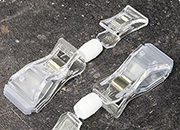 legatoria Doppia molletta Piccola/Grande altezza 115mm TRASPARENTE in policarbonato. Composta da 2 mollette, 1 PICCOLA (38x21mm) e 1 GRANDE (63x25mm) collegate da giunto a sfera. Altezza totale 115mm.