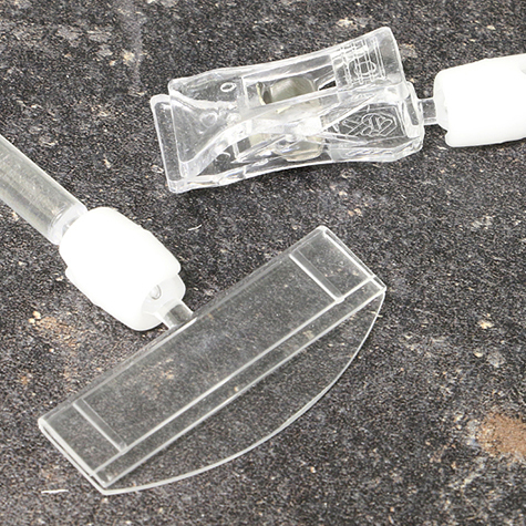 legatoria Doppia molletta Piccola-Portacartellino altezza 130mm TRASPARENTE in policarbonato. Composta da 2 mollette, 1 PICCOLA (38x21mm) e 1 PORTACARTELLINO (50x15mm) collegate da DOPPIO giunto a sfera e gambetto da 38mm. Altezza totale 130mm.