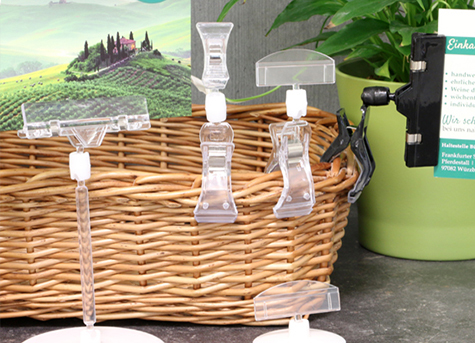 legatoria Doppia molletta Piccola-Portacartellino altezza 130mm TRASPARENTE in policarbonato. Composta da 2 mollette, 1 PICCOLA (38x21mm) e 1 PORTACARTELLINO (50x15mm) collegate da DOPPIO giunto a sfera e gambetto da 38mm. Altezza totale 130mm.