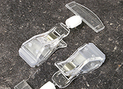 legatoria Doppia molletta GRANDE/Portacartellino altezza 98mm TRASPARENTE in policarbonato. Composta da 2 mollette, 1 GRANDE (58x25mm) e 1 PORTACARTELLINO (50x15mm) collegate da giunto a sfera. Altezza totale 98mm.