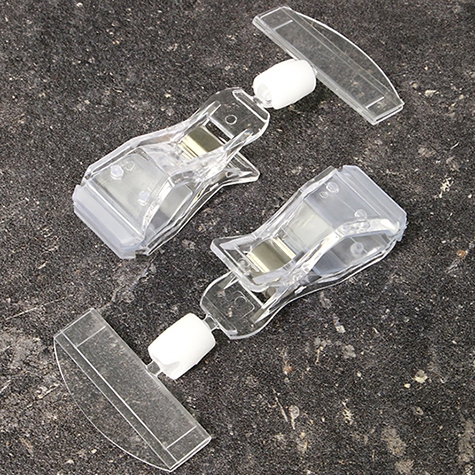 legatoria Doppia molletta GRANDE-Portacartellino altezza 98mm TRASPARENTE in policarbonato. Composta da 2 mollette, 1 GRANDE (58x25mm) e 1 PORTACARTELLINO (50x15mm) collegate da giunto a sfera. Altezza totale 98mm.